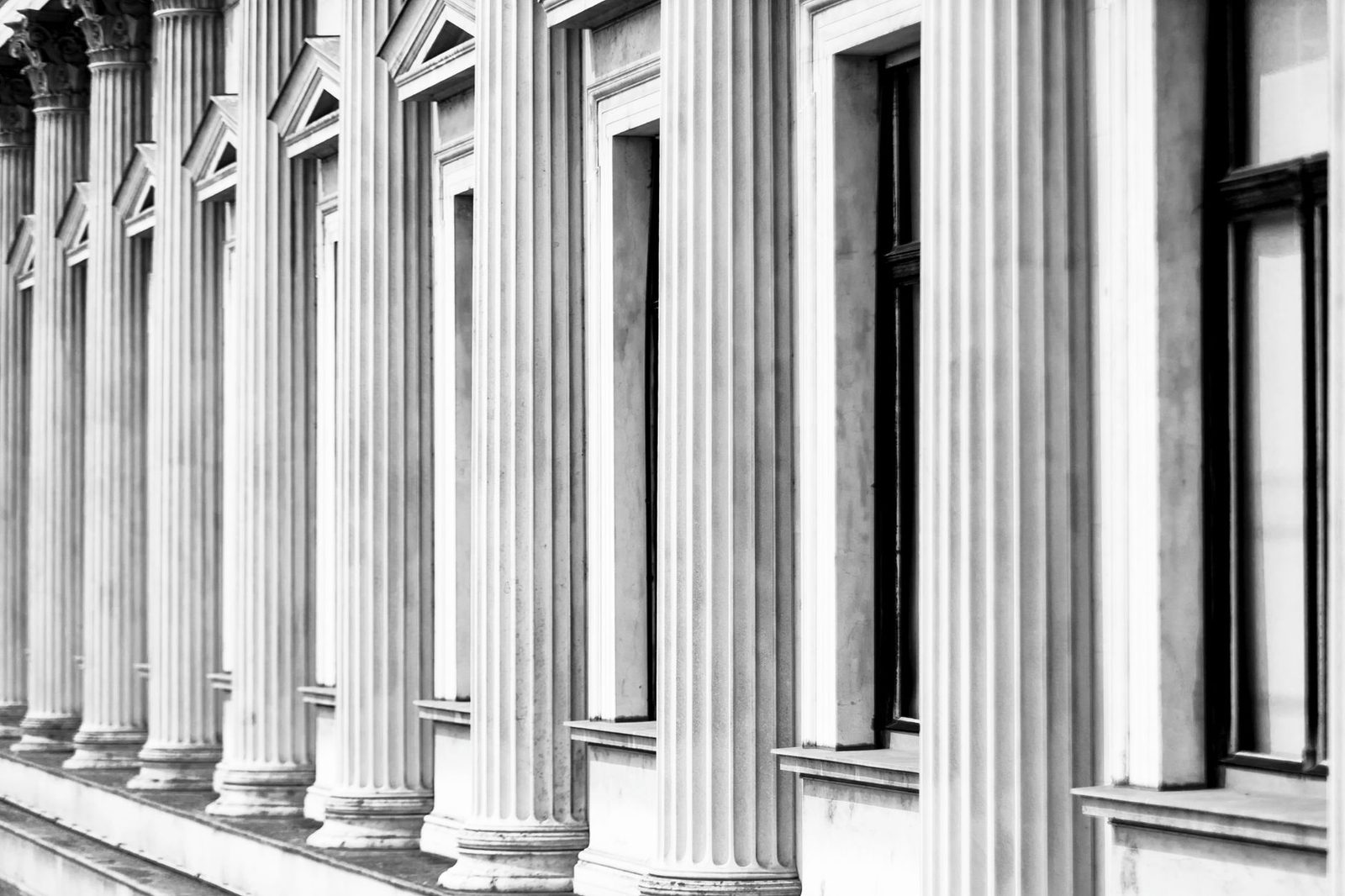 Columnata de un edificio institucional