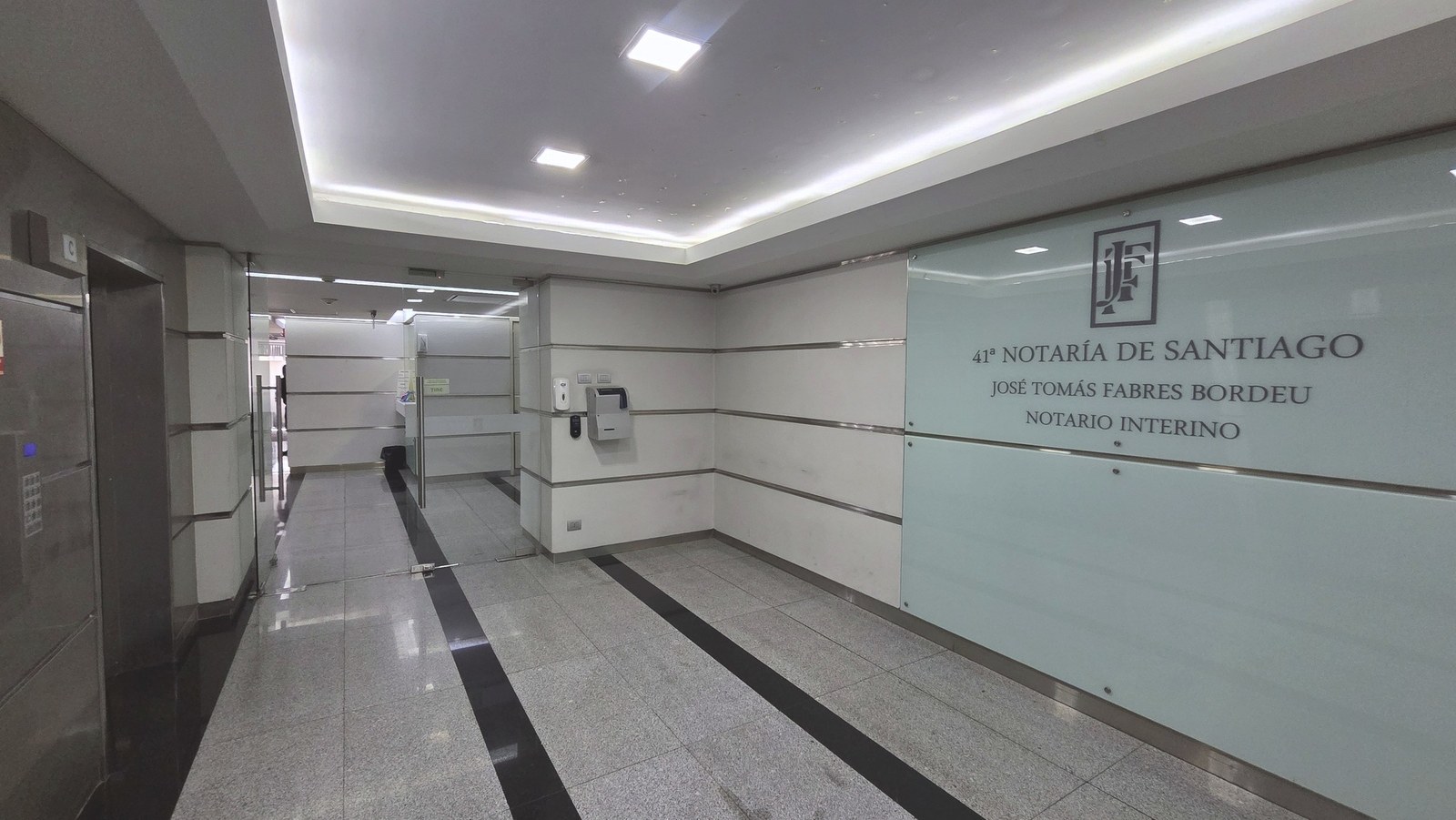 El hall de entrada del piso 4 con la placa completa de la 41ª Notaría de Santiago