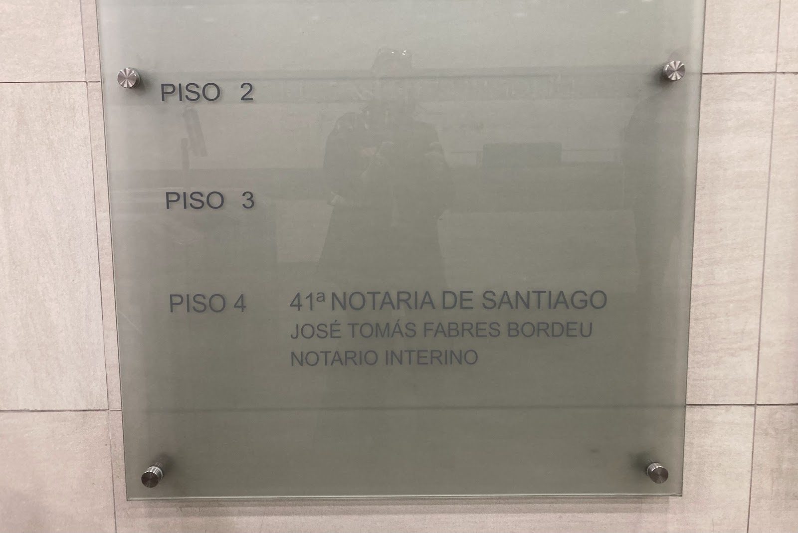 Directorio del edificio Paseo Ahumada 179 indicando la 41ª Notaría de Santiago en el piso 4